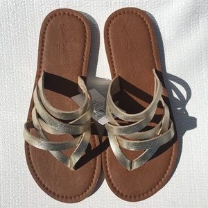 NEW - 7 1/2 WIDE Universal Thread Gold Sandals